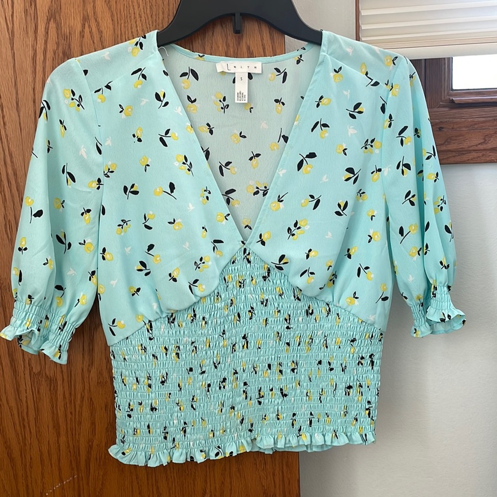 Leith Women’s Blue With Flower Print Blouse Size Small/ Good Condition